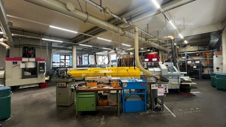 Attraktive Gewerbeimmobilie mit Büro-, Produktions- und Hallenflächen in Königsbach-Stein