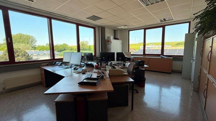 Attraktive Gewerbeimmobilie mit Büro-, Produktions- und Hallenflächen in Königsbach-Stein