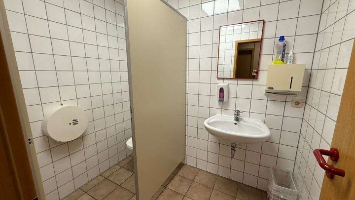 Attraktive Gewerbeimmobilie mit Büro-, Produktions- und Hallenflächen in Königsbach-Stein