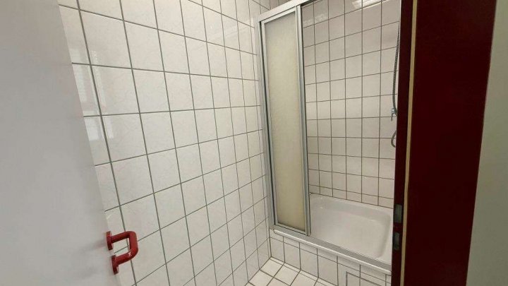 Attraktive Gewerbeimmobilie mit Büro-, Produktions- und Hallenflächen in Königsbach-Stein