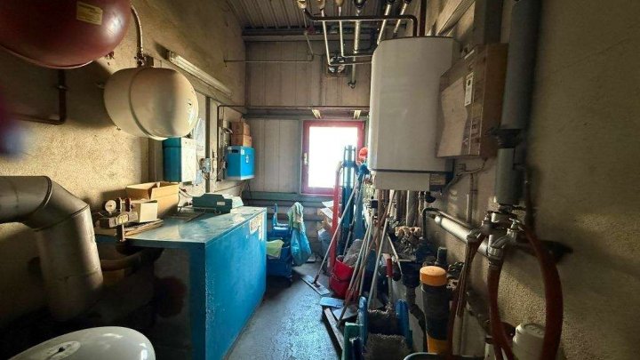 Attraktive Gewerbeimmobilie mit Büro-, Produktions- und Hallenflächen in Königsbach-Stein