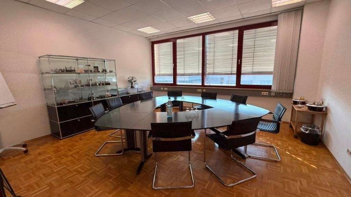 Attraktive Gewerbeimmobilie mit Büro-, Produktions- und Hallenflächen in Königsbach-Stein