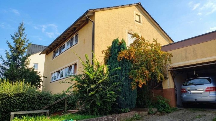 Viel Platz für die ganze Familie: Großzügiges Zweifamilienhaus mit idyllischem Garten