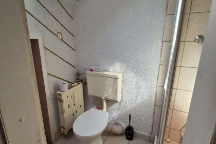 Bad mit Dusche und WC
