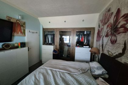 Schlafzimmer mit begehbarem Kleiderschrank