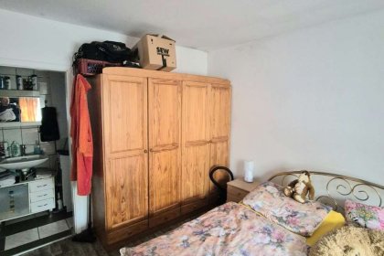 Schlafzimmer, Blick zum Bad
