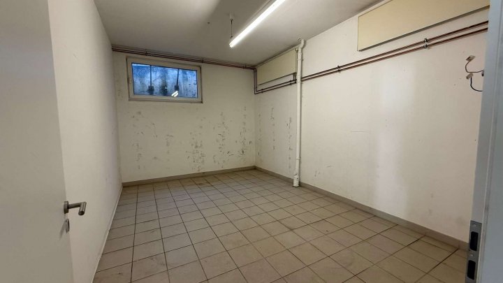 Großzügige Gewerbefläche für Verkauf, Büro oder Lager
