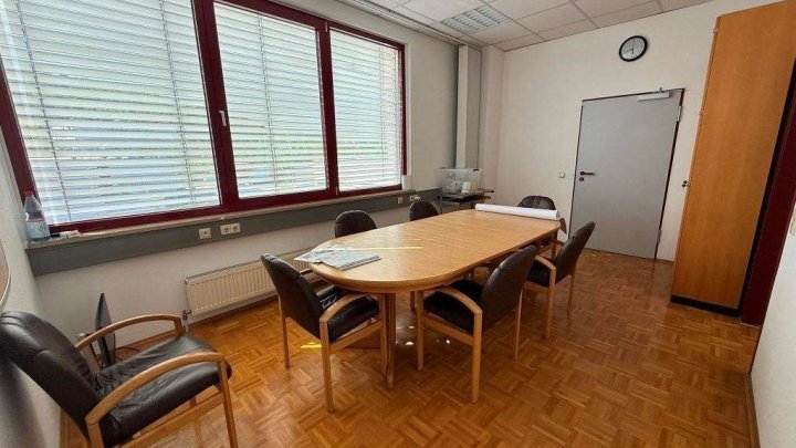 Attraktive Gewerbeimmobilie mit Büro-, Produktions- und Hallenflächen in Königsbach-Stein