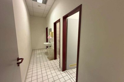 Sanitäranlagen 1. OG Büro- & Produktionsgebäude (GR 22)
