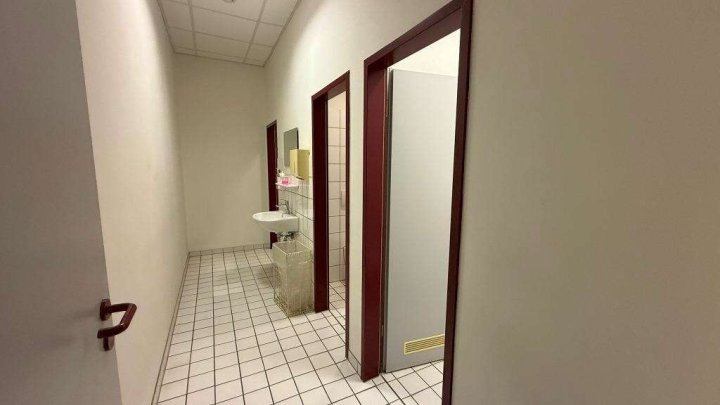 Attraktive Gewerbeimmobilie mit Büro-, Produktions- und Hallenflächen in Königsbach-Stein