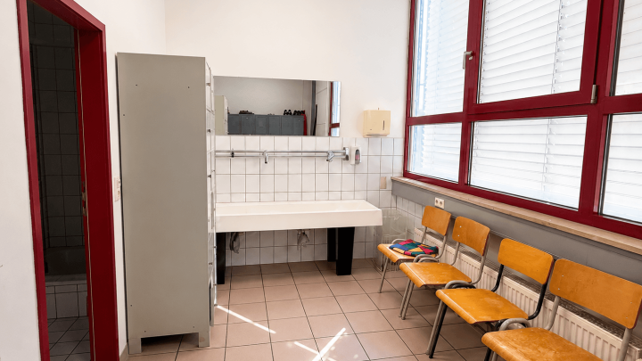 Attraktive Gewerbeimmobilie mit Büro-, Produktions- und Hallenflächen in Königsbach-Stein