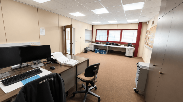 Attraktive Gewerbeimmobilie mit Büro-, Produktions- und Hallenflächen in Königsbach-Stein