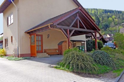 Außenansicht mit überdachtem Carport