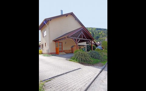 Außenansicht mit überdachtem Carport