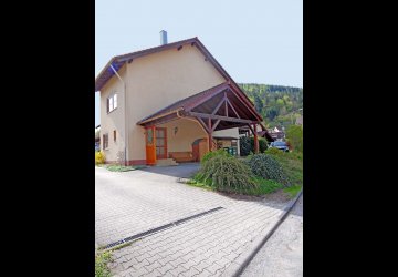 Außenansicht mit überdachtem Carport