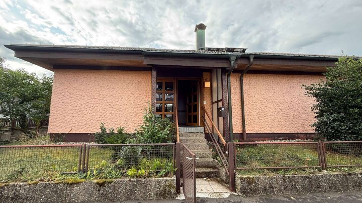 Ruhig gelegener Bungalow mit Garten, Pergola und Garage zu verkaufen!