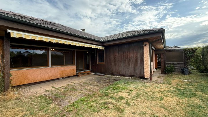 Ruhig gelegener Bungalow mit Garten, Pergola und Garage zu verkaufen!