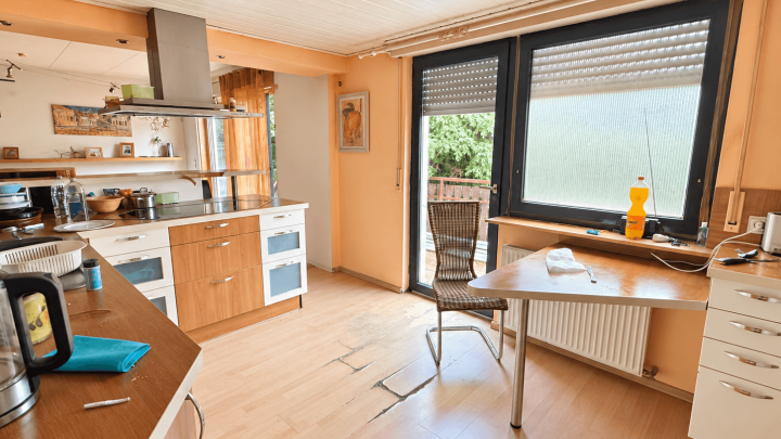 Großzügiges Zweifamilienhaus mit zwei Wohnungen, Garagen und großem Grundstück