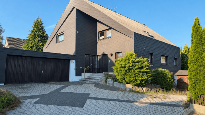 Villenflair und Ruhe pur – Einfamilienhaus mit Traumgarten in guter Lage von Engelsbrand-Salmbach
