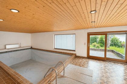 UG: Hallenbad mit Gegenstromanlage mit Zugang zum Garten