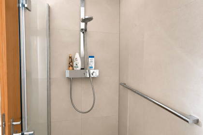 OG: Bad 1 Dusche
