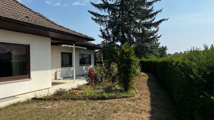 Traumhaus für Nichtträumer- mit großem Garten -mit Doppelgarage- in fantastischer Lage.