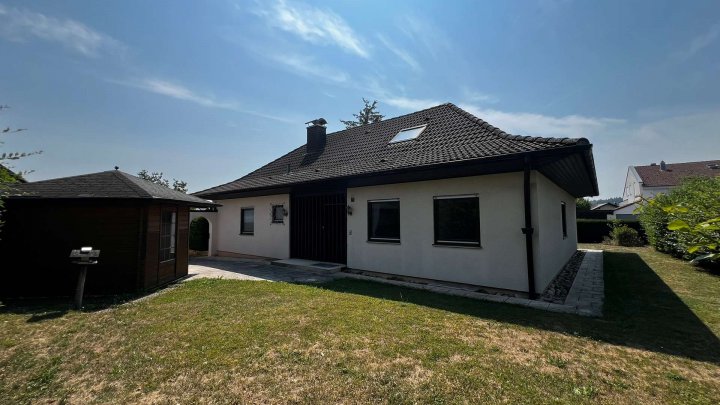 Traumhaus für Nichtträumer- mit großem Garten -mit Doppelgarage- in fantastischer Lage.