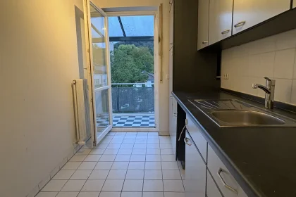 Küche mit Zugang zum Balkon
