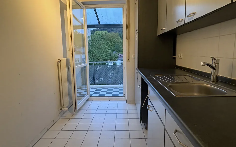 Küche mit Zugang zum Balkon