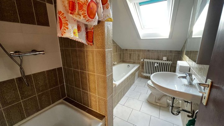 Frisch renovierte 3-Zim. DG-Whg in ruhiger Lage von Königsbach zu vermieten!
