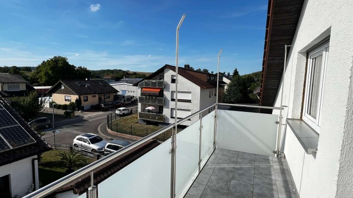 Frisch renovierte 3-Zim. DG-Whg in ruhiger Lage von Königsbach zu vermieten!