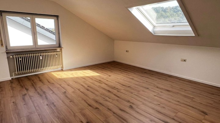 Frisch renovierte 3-Zim. DG-Whg in ruhiger Lage von Königsbach zu vermieten!