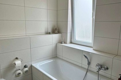 Bad mit Dusche und Wanne und WC