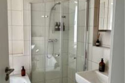 Bad mit Dusche und Wanne und WC
