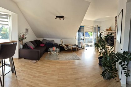 Wohnzimmer mit Zugang zum Balkon