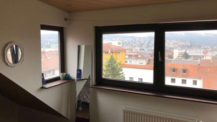 Große Maisonette Wohnung im Dachgeschoss mit Aufzug und Balkon