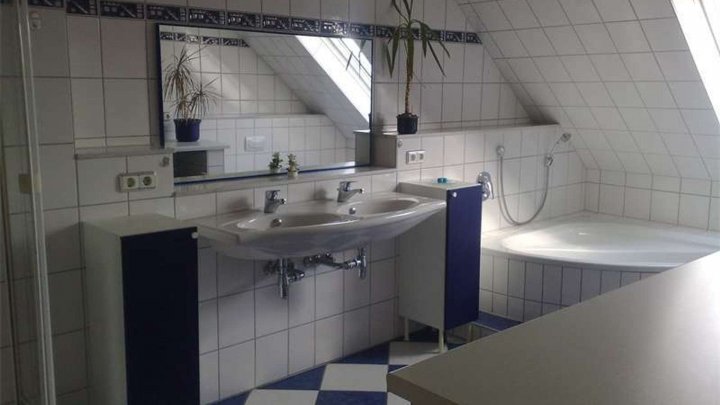 Große Maisonette Wohnung im Dachgeschoss mit Aufzug und Balkon