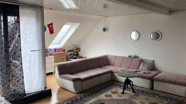 Große Maisonette Wohnung im Dachgeschoss mit Aufzug und Balkon