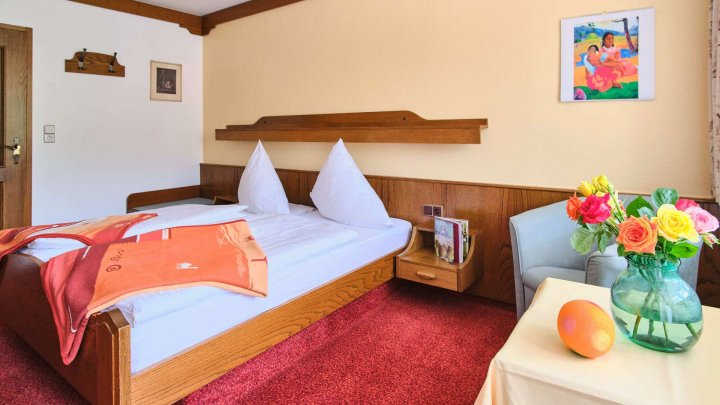 Großes, schönes Haus mit Blick auf die Schwarzwaldberge im Heidelbeerdorf Enzklösterle