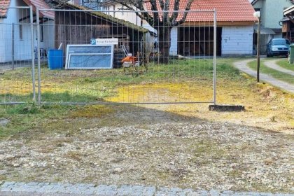 Bauzaun auf dem Grundstück