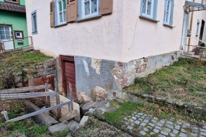 Stützmauer zum Keller