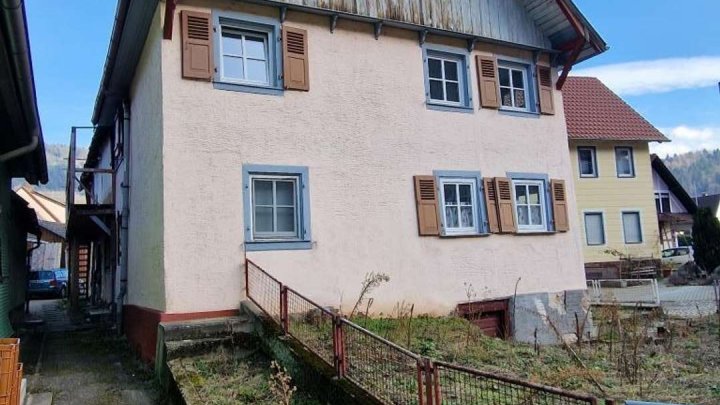 Haus mit Scheune und viel Potential für Handwerker!!!