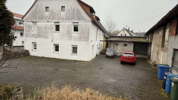 Sanierungsbedürftige 4-Zimmer Wohnung -             Start frei für ihr Projekt!