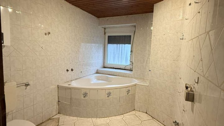 Sanierungsbedürftige 4-Zimmer Wohnung -             Start frei für ihr Projekt!