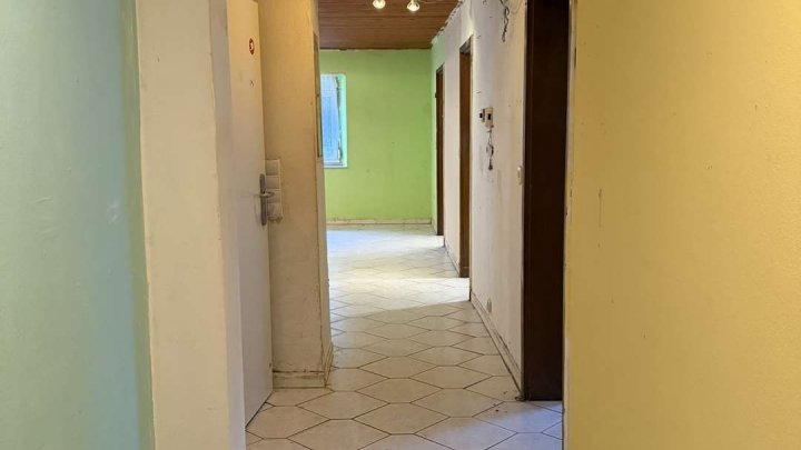 Sanierungsbedürftige 4-Zimmer Wohnung -             Start frei für ihr Projekt!