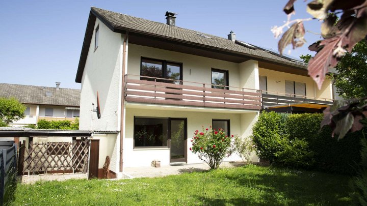 Doppelhaushälfte mit Garten und Garage – Ihr neues Zuhause wartet!
