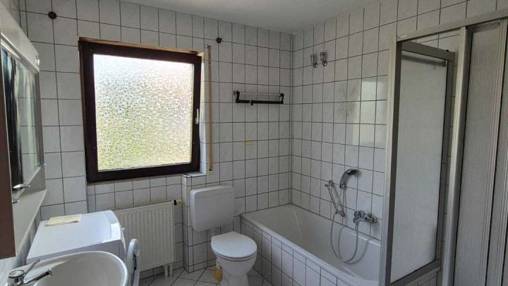 Doppelhaushälfte mit Garten und Garage – Ihr neues Zuhause wartet!