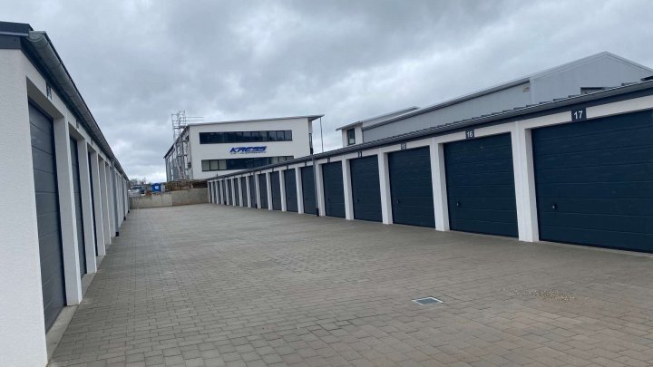 XL- und L-Garagen direkt an der A7, nähe Amazon McDonalds