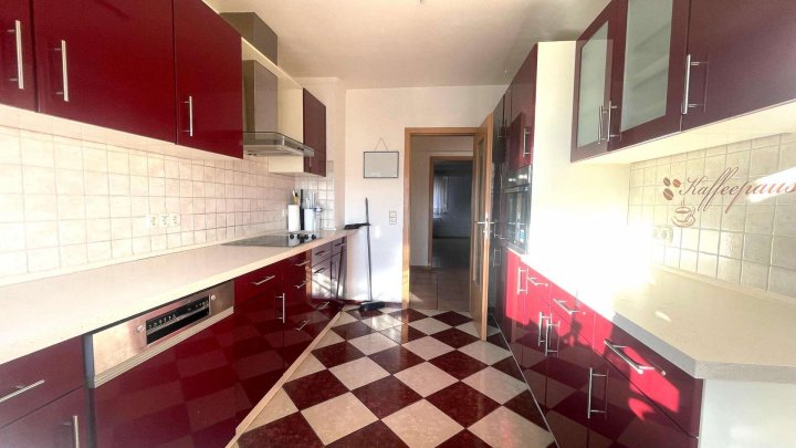 Attraktive 3-Zimmer-Wohnung mit großem Balkon, schöner Küche und Stellplatzoption