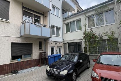 Hausansicht und Stellplätze